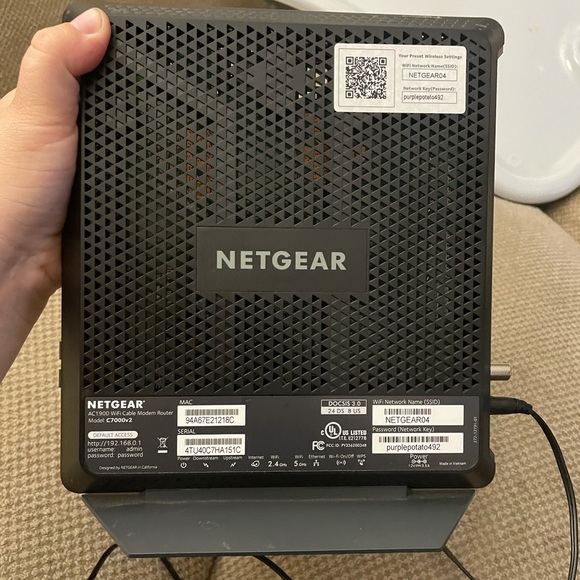 Net gear AC1900 WiFi cable modem router - Picture 2 of 7